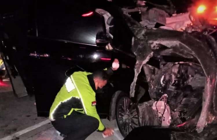 Mobil Toyota Vellfire yang ditumpangi Daood Abdullah drumer grup musik religi Debu, mengalami kecelakaan di tol Pasuruan - Probolinggo (Paspro). (Foto: ist)