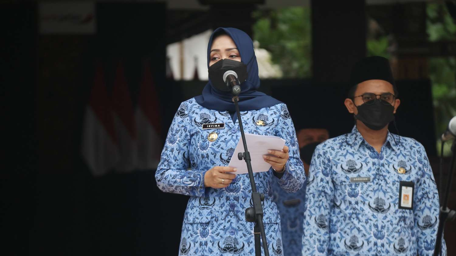 Bupati Ikfina saat memimpin Apel Korp Pegawai Republik Indonesia (Korpri) yang dilaksanakan di halaman Kantor Pemkab Mojokerto, Senin 18 April 2022 pagi. (Foto: Istimewa)
