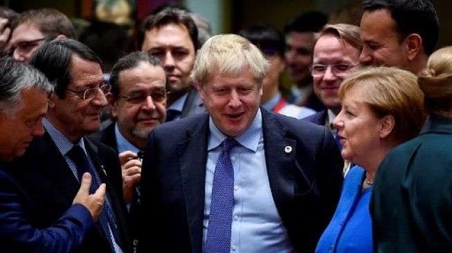 Perdana Menteri Inggris Boris Johnson, bersama Markel (mantan Kanselir Jerman. (Foto: AFP)