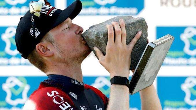 Dylan van Baarle mencium piala Paris-Roubaix yang berupa batu cobbles