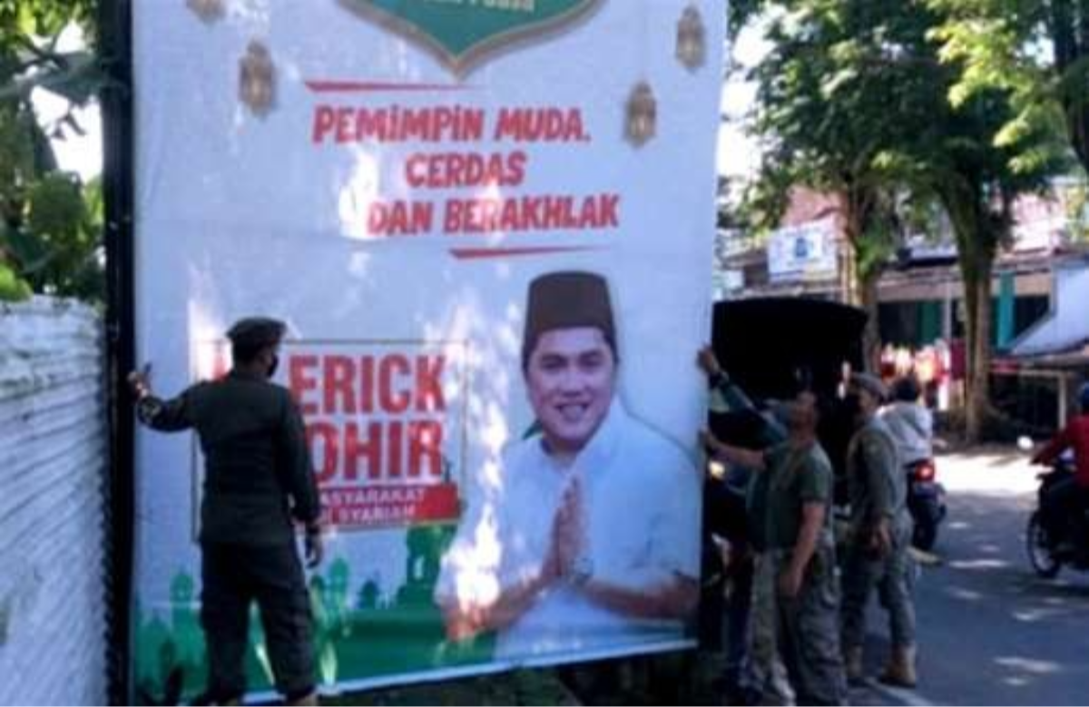 Satpol PP Bondowoso tertibkan banner Menteri BUMN RI Erick Thohir tidak berizin. (Foto: Guido Saphan/ngopibareng.id)