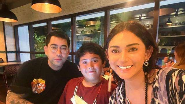 Thalita Latief bersama putranya, Rafello Dimitri Rizky dan pacar baru, Ichan Rei. (Foto: Instagram)