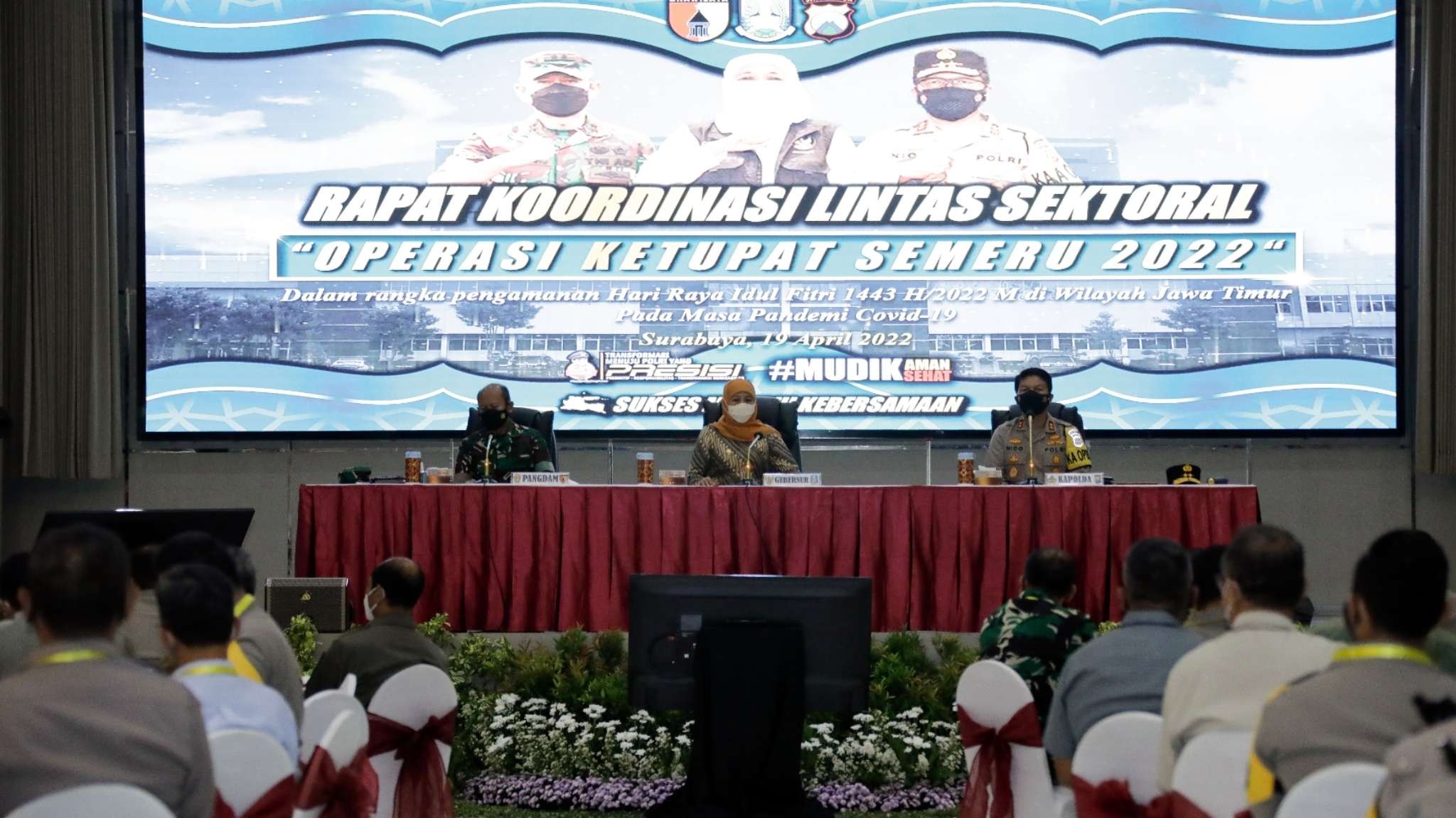 Gubernur Jatim, Khofifah Indar Parawansa (tengah) memimpin rakor operasi ketupat 2022 di Mapolda Jatim, Surabaya, Selasa 19 April 2022. (Foto: Istimewa)