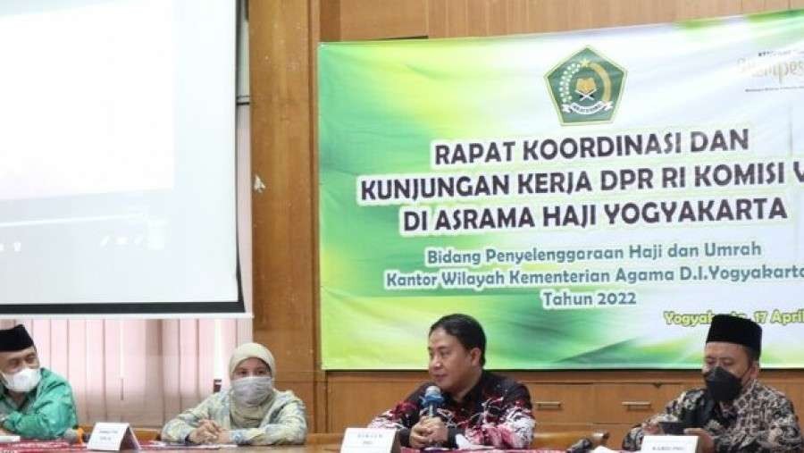 Dirjen PHU Hilman Latief saat mendampingi Anggota Komisi VIII DPR RI di Asrama Haji Yogyakarta. (Foto: Kemenag)