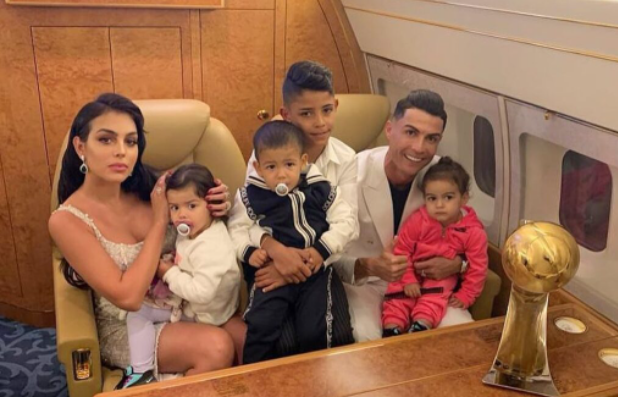 Pasangan kekasih Cristiano Ronaldo dan Georgina Rodriguez bersama keempat anaknya sebelum anak kembarnya lahir. (Foto: Twitter)