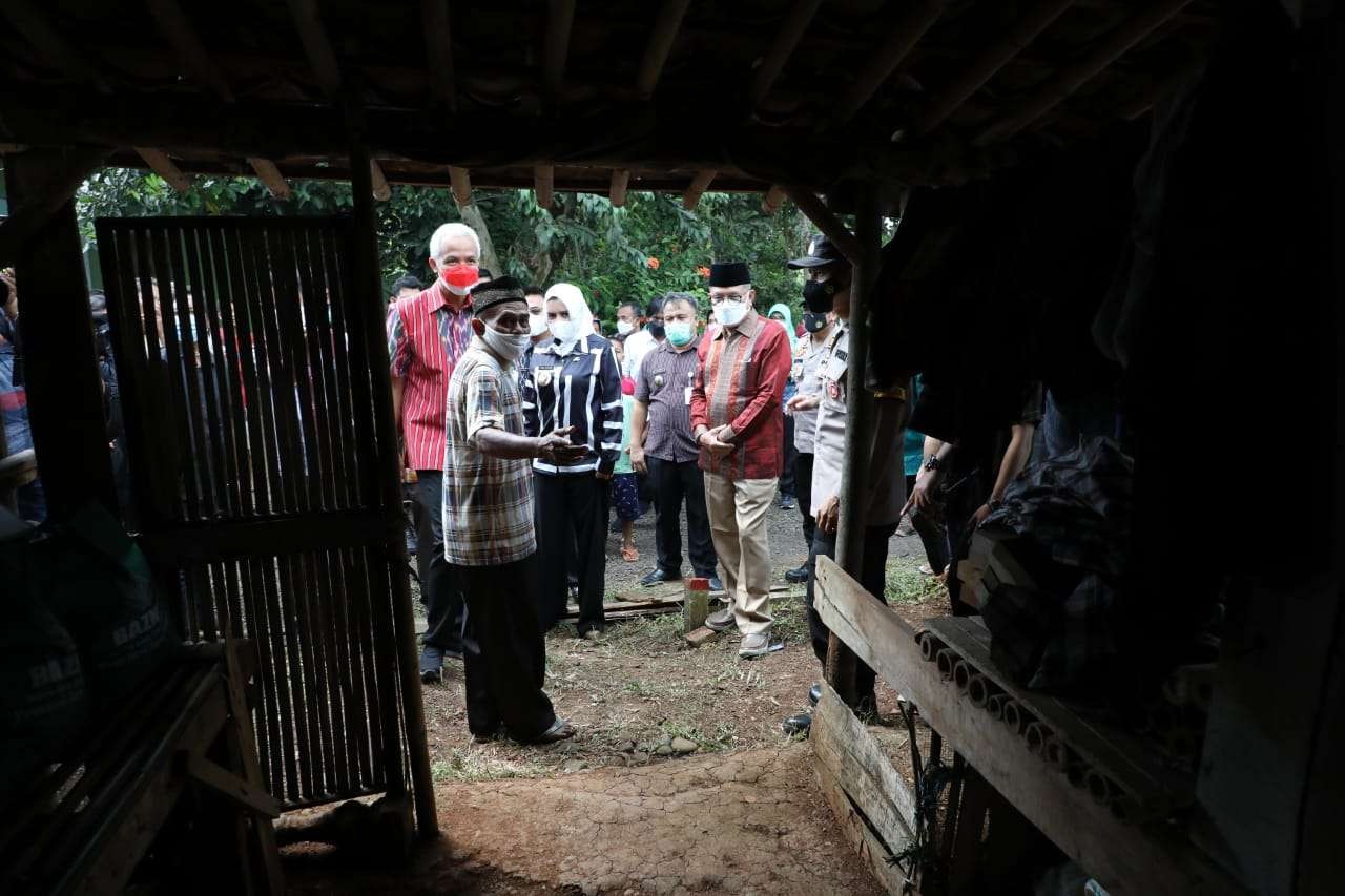 Gubernur Jawa Tengah, Ganjar Pranowo datang ke rumah Tarno untuk memberikan bantuan bedah rumah dari program RTLH. (Foto: ist)