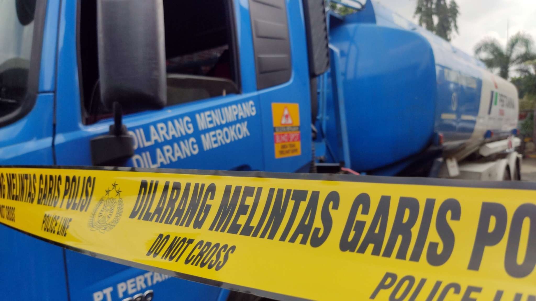 Mobil tangki minyak milik PT Putra Wahyu Persada diamankan Polda Jatim. (Foto: Fariz Yarbo/Ngopibareng.id)