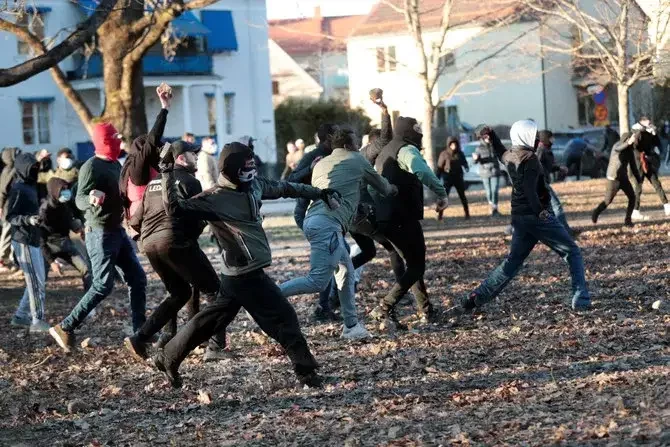 Para pengunjuk rasa kontra melempari polisi dengan batu menjelang demonstrasi direncanakan politisi anti-Muslim Denmark Rasmus Paludan di Orebro, Swedia, pada 15 April 2022. (Foto: Reuters)