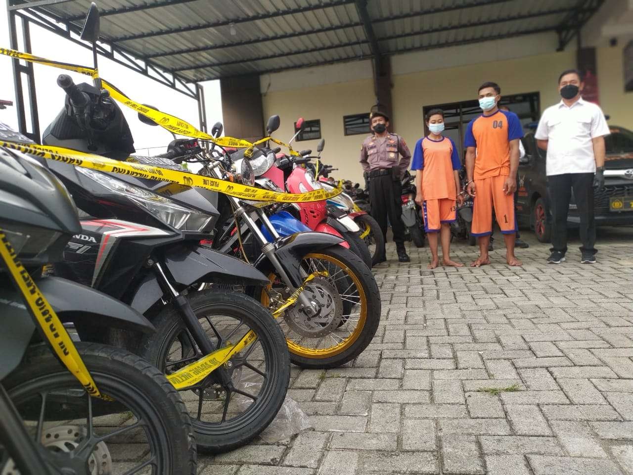 Angga Dwi Saputri (20) dan Nena Fernanda Setyoningsih (19), pasangan suami istri asal Kecamatan Kabuh, Kabupaten Jombang, yang ditangkap karena terlibat kasus perampasan sepeda motor. (Foto: Istimewa)