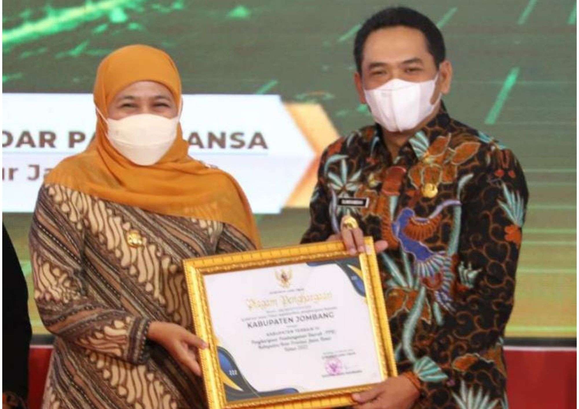 Penyerahan penghargaan dari Gubernur Khofifah Indar Parawansa kepada Wabup Sumrambah tentang perencanaan dan pembangunan daerah di Kabupaten Jombang, dengan predikat terbaik ketiga se Provinsi Jawa Timur. (Foto: Istimewa)