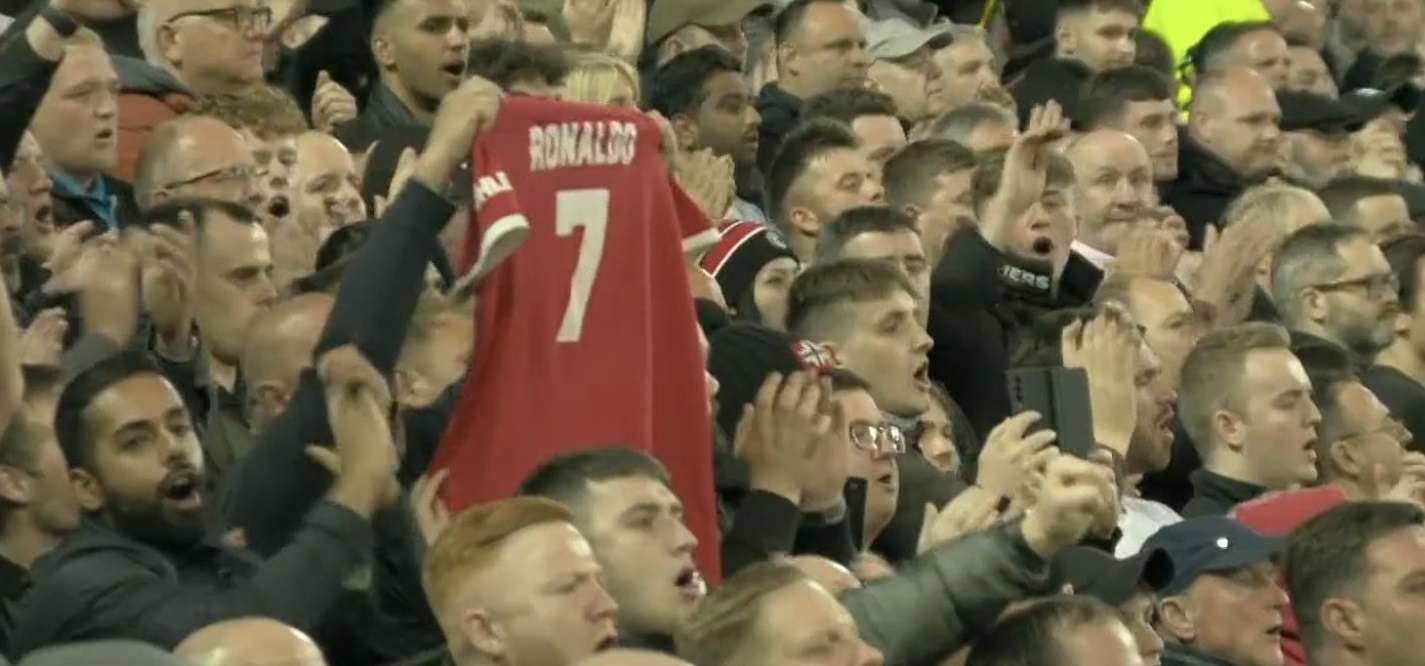 Penggemar MU dan Liverpool bersatu memberikan standing applaus untuk Ronaldo. (Foto: Tangkapan Layar/Sky Sports)