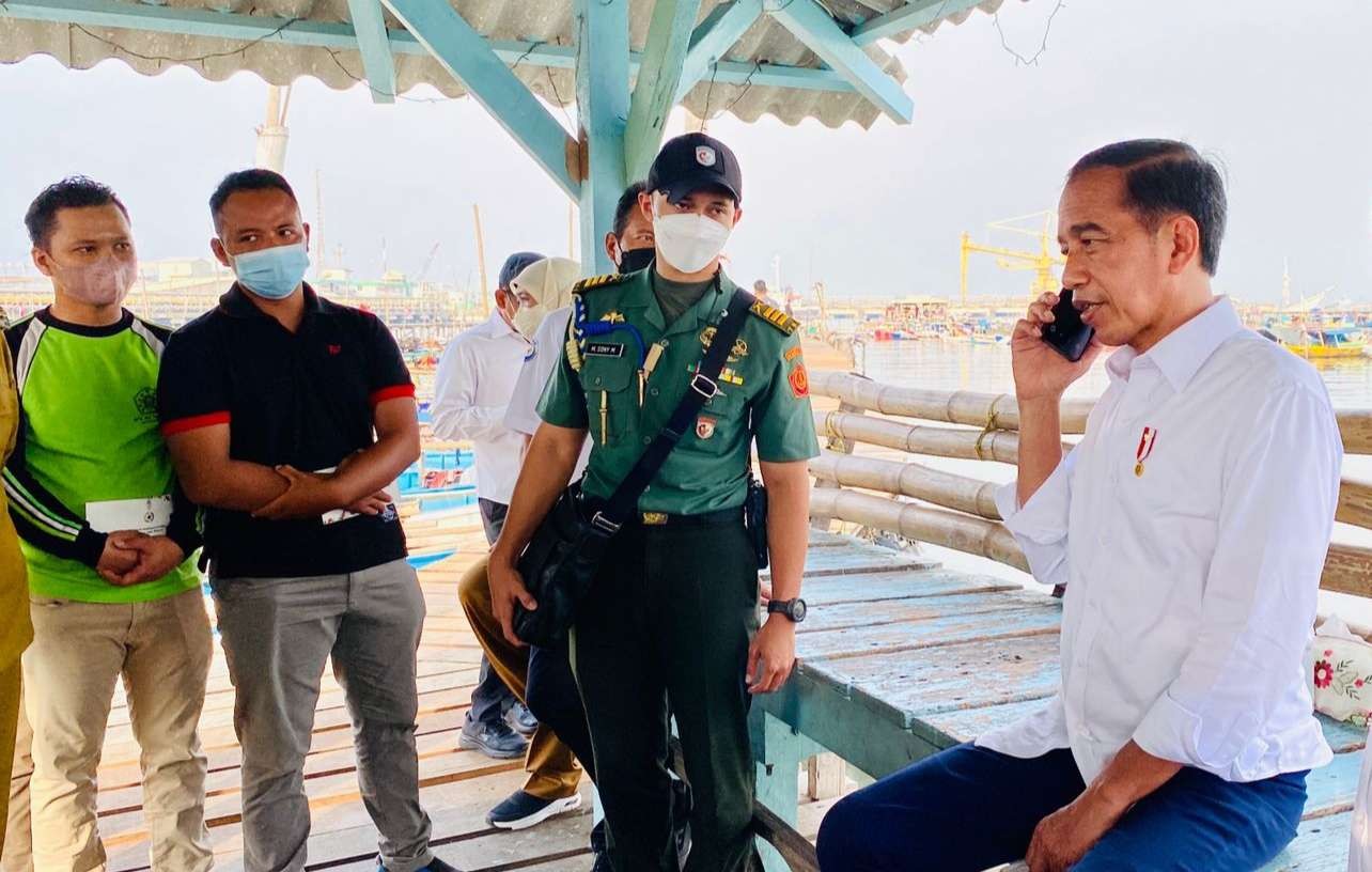 Ptediden Jokowi langsung menelpon Menteri  ATR  Sofyan Jalil setelah mendengar keluhan nelayan Kabupaten Gresik soal sertifikat tanah (Foto: Setpres)