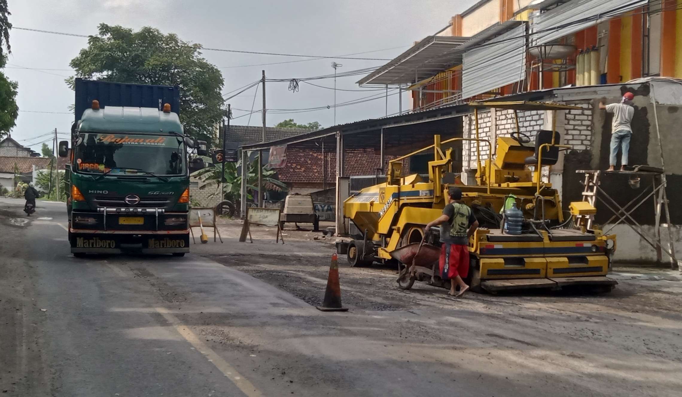 Aktivitas perbaikan Jalan Pantura Tuban di kawasan Manunggal Selatan (Khoirul Huda/Ngopibareng.id)