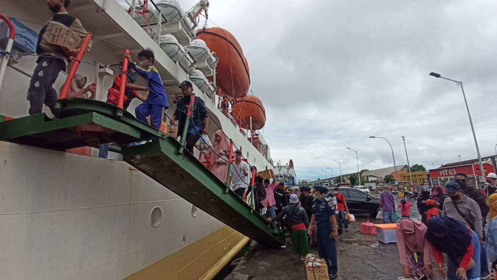Ratusan warga Pulau Sapeken naik Kapal Sabuk Nusantara 92, untuk pulang ke kampung halamannya. (Foto: Muh Hujaini/Ngopibareng.id)