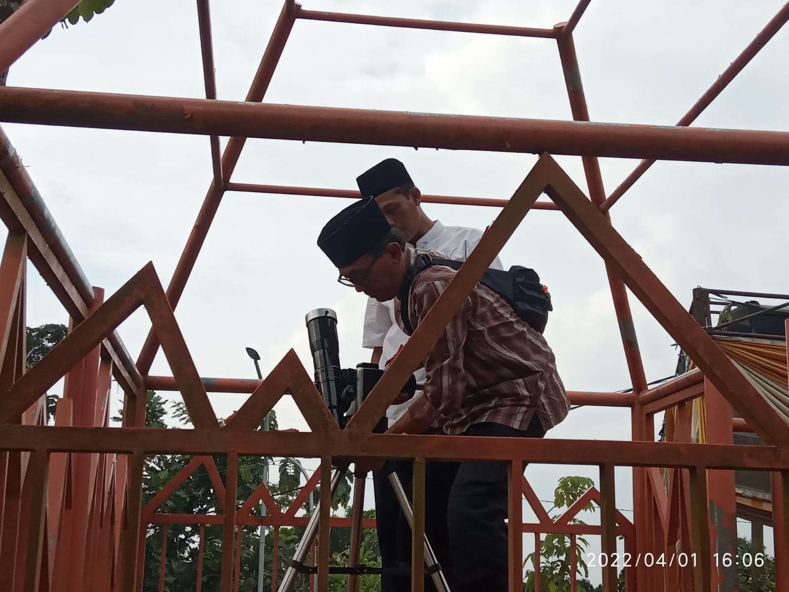 Tim Rukyatul Hilal Kabupaten Bojonegoro, Jawa Timur, tengah menggunakan alat teropong melihat munculnya bulan untuk penentuan awal Ramadan 1443 Hijriyah di Bukit Wonocolo, pada Jumat 1 April 2022 lalu. (Foto: Sujatmiko/Ngopibareng.id)