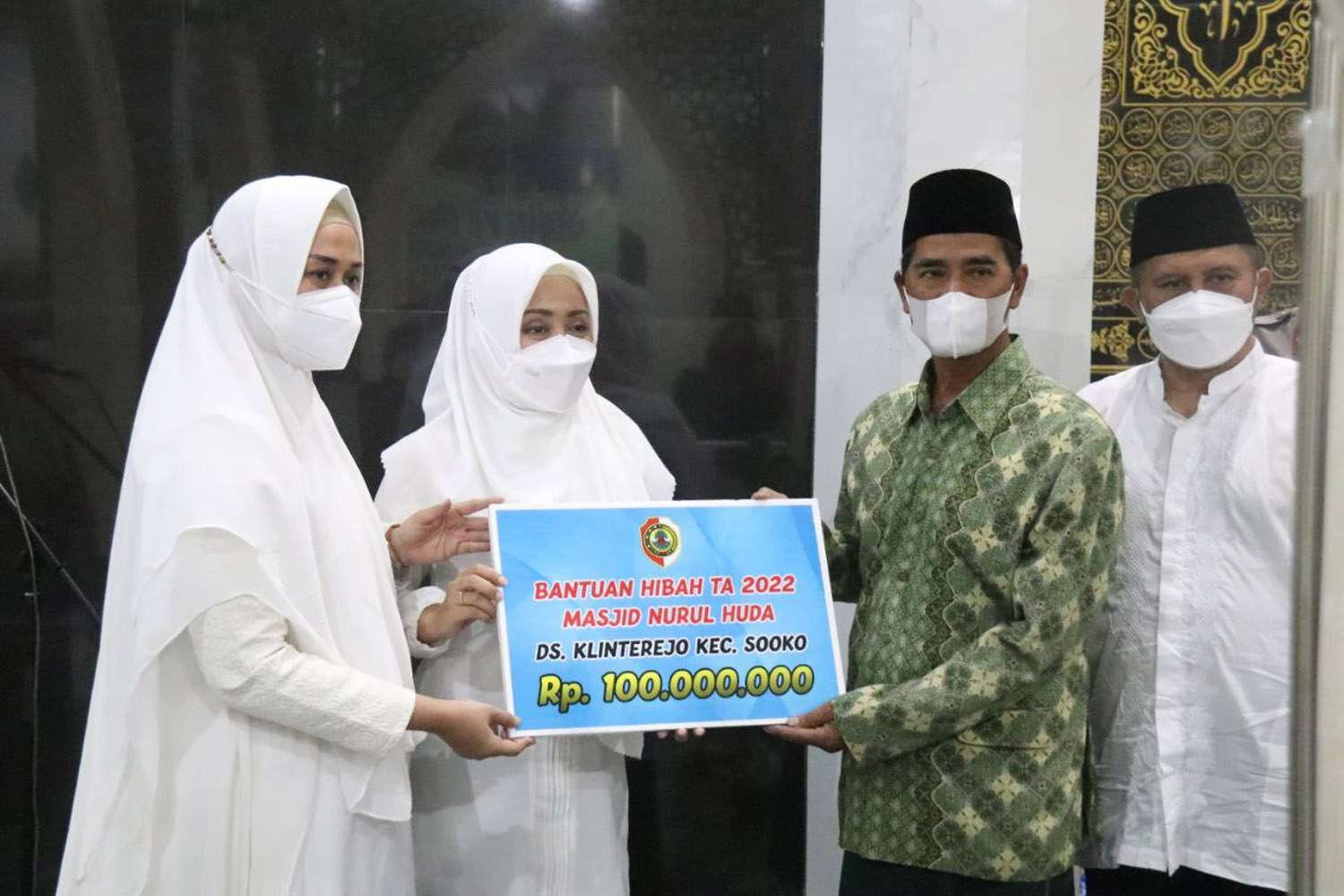Selain berjemaah salat tarawih, Bupati Ikfina juga menyerahkan dana hibah untuk bantuan pembangunan masjid senilai Rp 100 juta. (Foto: Diskominfo Kabupaten Mojokerto)