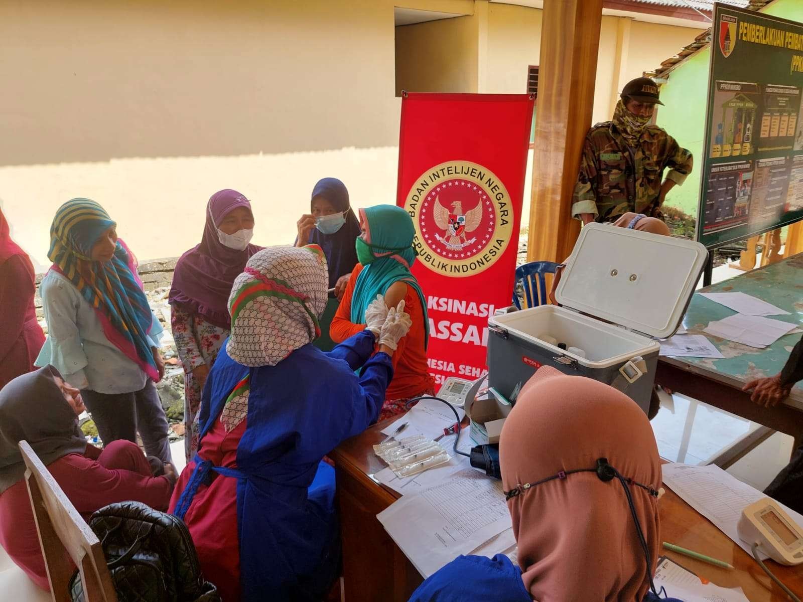 Pelaksanaan vaksinasi yang dilakukan oleh BIN Jatim di Kabupaten Tuban, Jawa Timur. (Foto: Khoirul Huda/Ngopibareng.id)