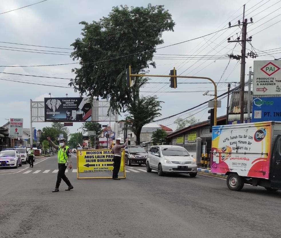 Satlantas Polres Probolinggo Kota (Polresta) melakukan rekayasa lalu lintas menghadapi arus mudik dan balik lebaran, Kamis 21 April 2022. (Foto: Ikhsan Mahmudi/Ngopibareng.id)
