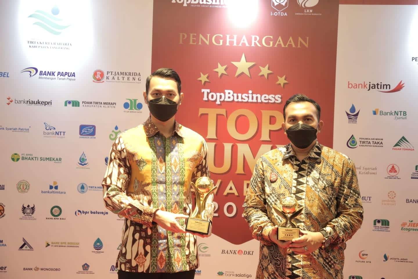 Bupati Tuban bersama Pimpinan BUMD PT. Ronggolawe Sukses Mandiri Tuban usai menerima penghargaan. (Foto: Istimewa)