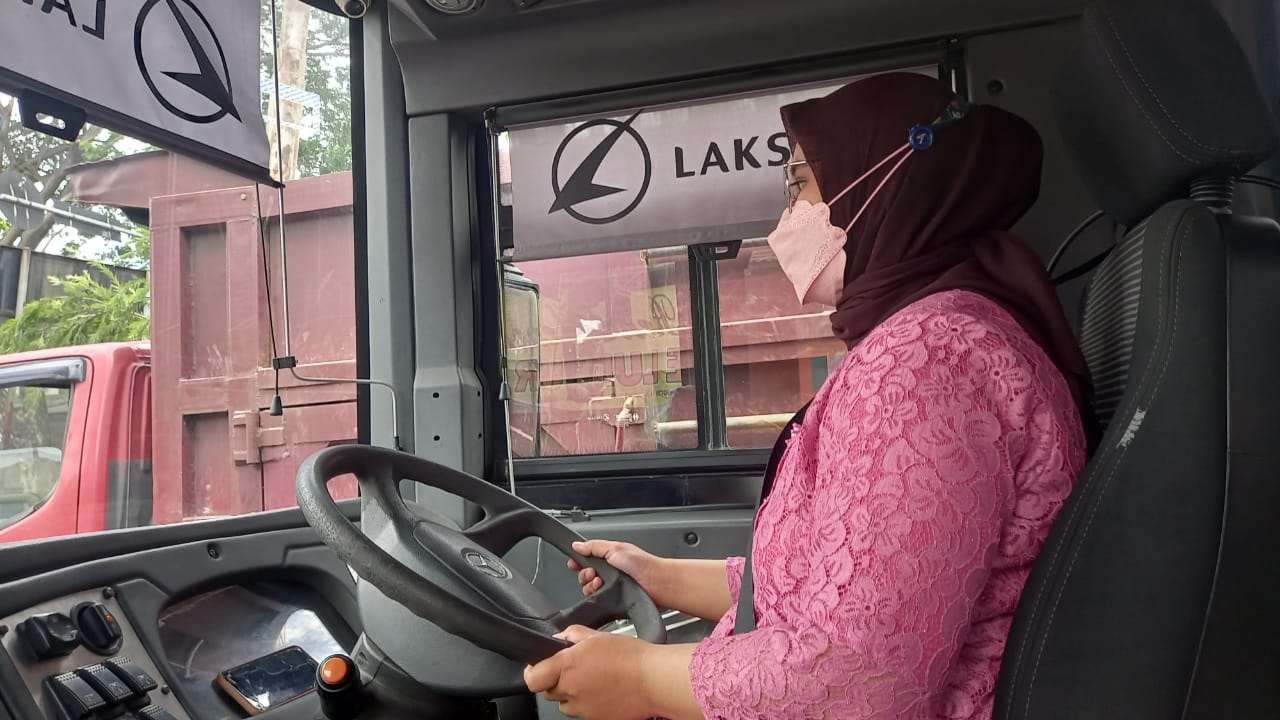 Eka Hardianti Suteja, perempuan yang berprofesi sebagai supir bus Suroboyo memakai kebaya dalam memperingati Hari Kartini. (Foto: Istimewa)