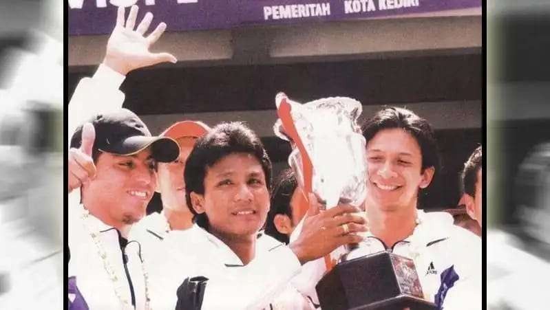 Hariyanto, saat mengangkat piala Liga Super tahun 2006 bersama Persik Kediri. (Foto: Dok Pribadi Hariyanto)