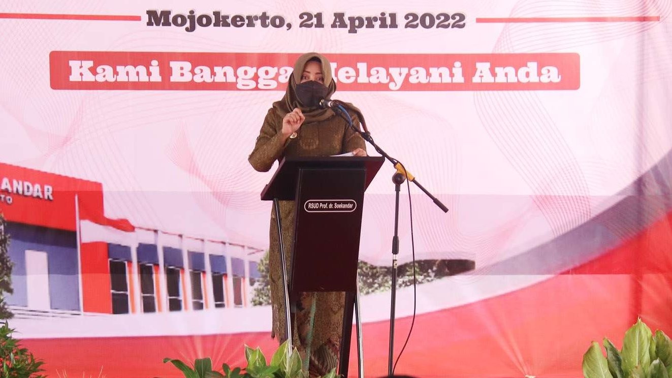 Bupati Mojokerto Ikfina Fahmawati saat memberikan sambutan peringatan HUT RSUD Prof. Dr. Soekandar Ke-22, Kamis 21 April 2022. (Foto: Diskominfo Kabupaten Mojokerto)