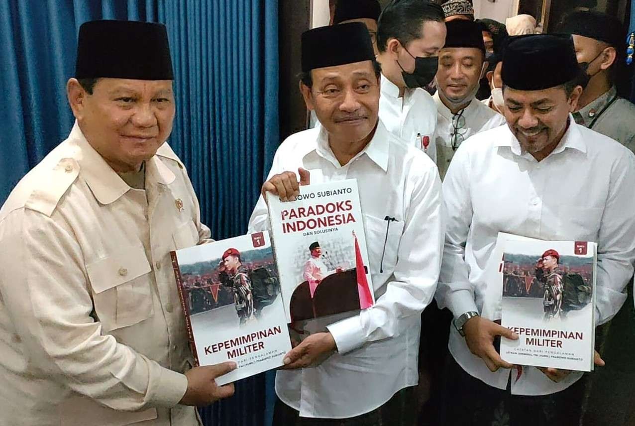 Prabowo Subianto (kiri) menyerahkan buku kepada Ketua Yayasan Pesantren Zainul Hasan Genggong, KH Moh. Hasan Mutawakkil Alallah. (Foto: Ikhsan Mahmudi/Ngopibareng.id)