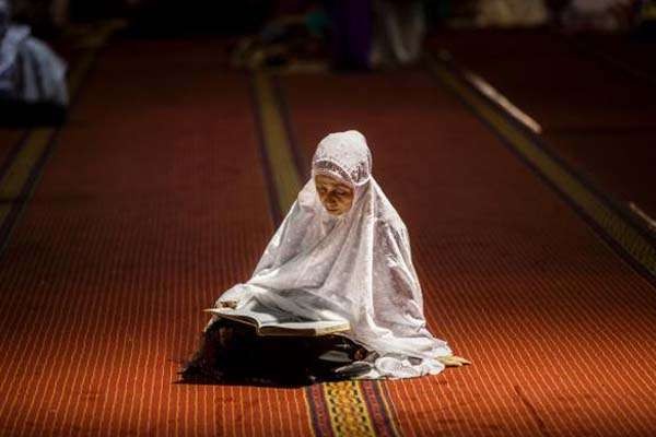 Seorang Muslimah sedang baca Al-Quran di masjid melaksakanan itikaf. (Foto: Istimewa)