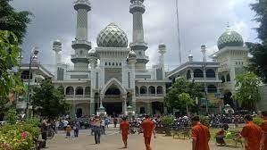 Masjid Jami kota Malang, selalu dipenuhi umat Islam. (Foto: travellers)