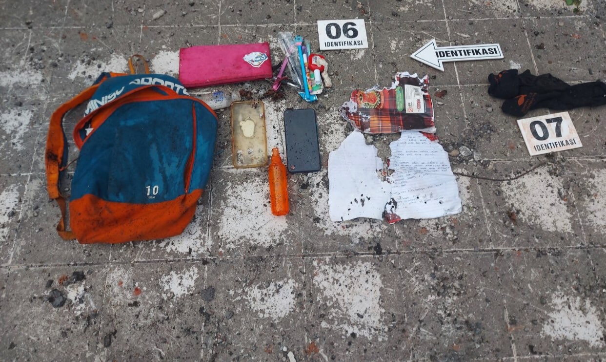Barang-barang milik korban yang ditemukan polisi. (Foto: Dok. Polsek Rungkut, Surabaya)
