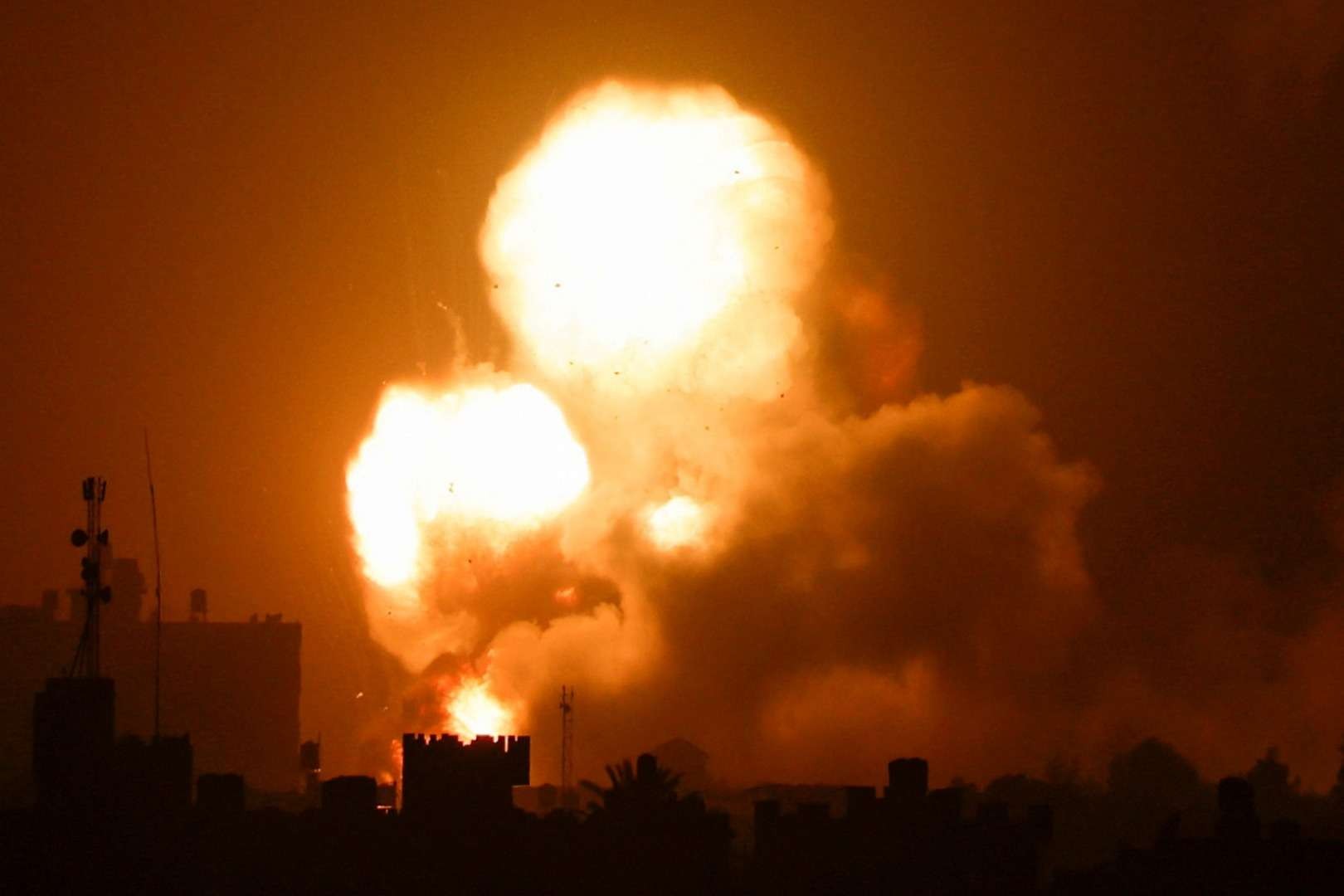 Api dan asap membubung saat serangan udara Israel ditengah gejolak kekerasan Israel-Palestina, di selatan Jalur Gaza, perengahan April 2022. (Foto: Reuters)