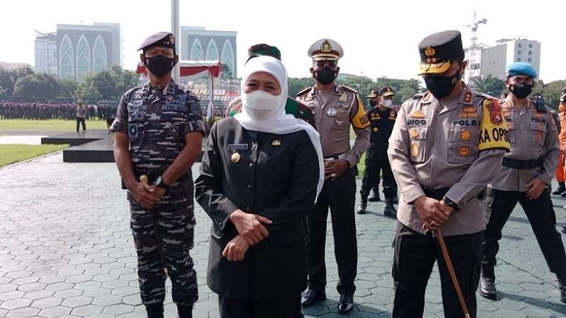 Gubernur Khofifah bersama Kapolda Jatim Irjen Pol Nico Afinta seusai Apel Pasikan Ops Ketupat Semeru. (Foto: Istimewa)