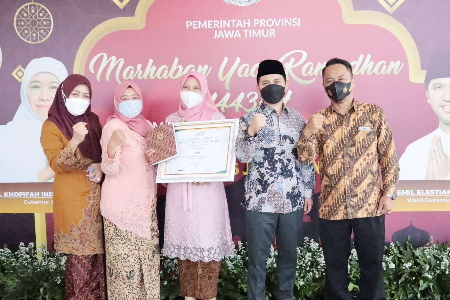Sutik usai menerima penghargaan dari Organisasi Aksi Solidaritas Era Kabinet Indonesia Maju (OASE KIM), Kamis 21 April 2022. (Foto: Diskominfo Kabupaten Mojokerto)