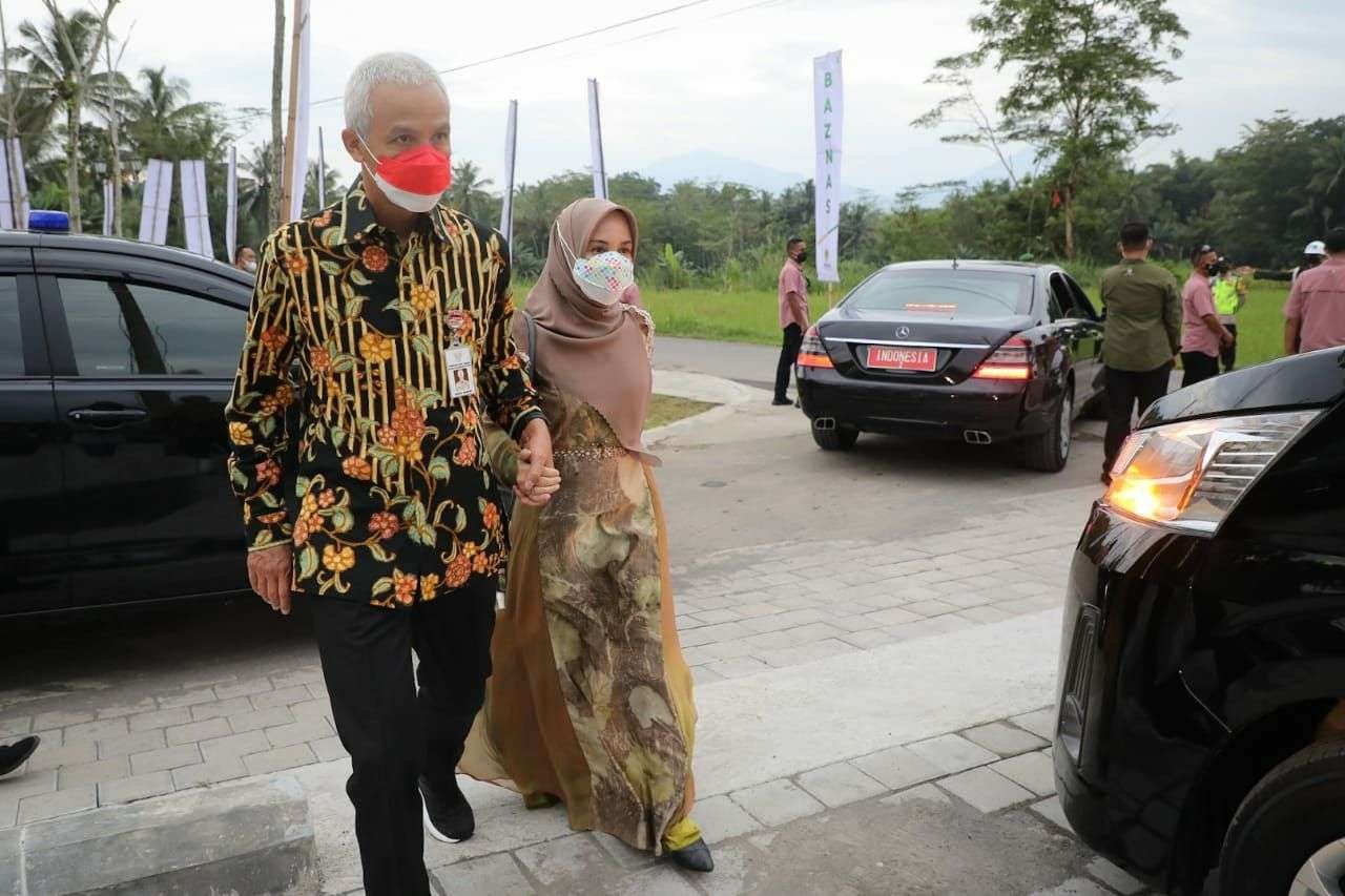 Gubernur Jawa Tengah Ganjar Pranowo saat mengecek kesiapan wisata di Borobudur, mendampingi Wapres KH Ma'ruf Amin. (Foto: ist)