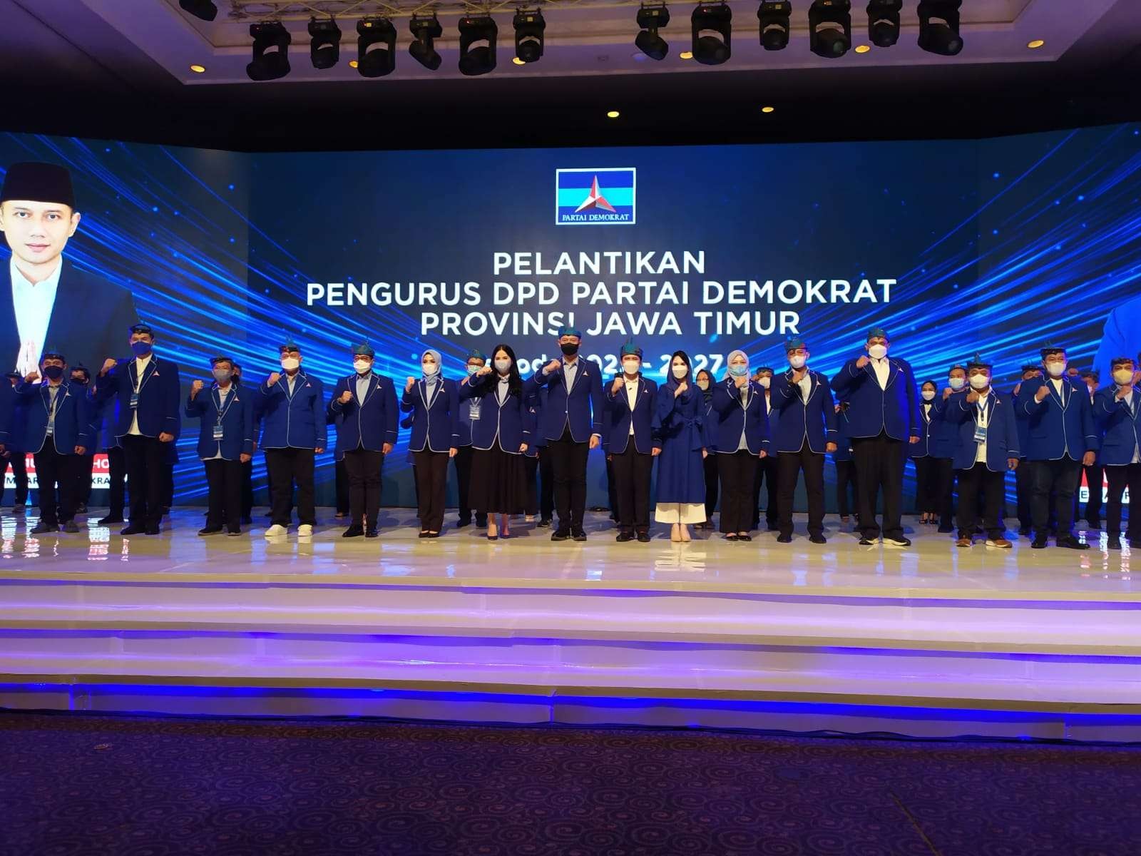 Ketum DPP Partai Demokrat, Agus Harimurti Yudhoyono (tengah) saat melantik pengurus DPD Demokrat Jatim di Ballroom Pakuwon Imperial, Surabaya, Jumat 22 April 2022.