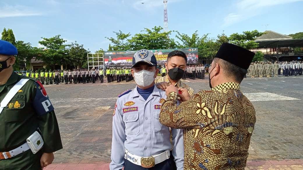Wakil Bupati Tuban menyematkan pita tanda Operasi Ketupat Semeru 2022 dimulai, Jumat 22 April 2022. (Foto: Khoirul Huda/Ngopibareng.id)