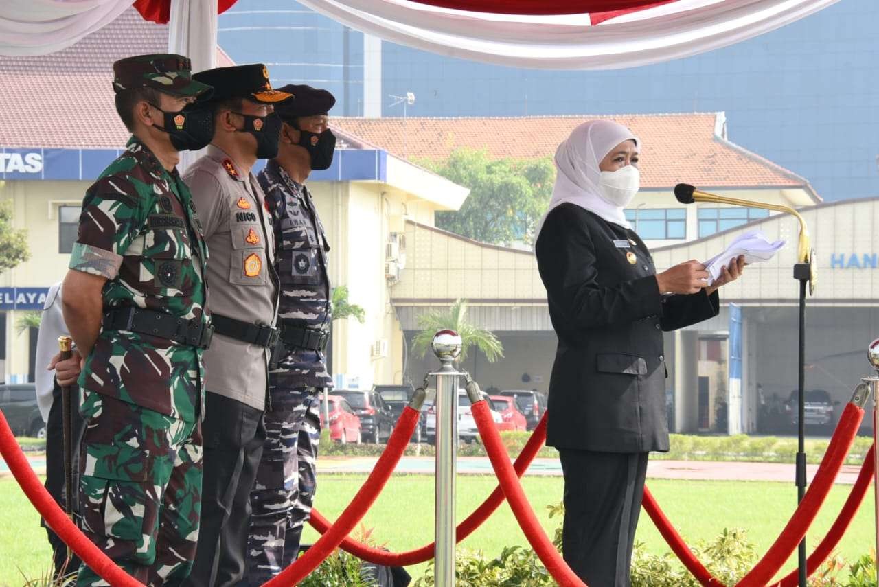 Gubernur Jatim, Khofifah Indar Parawansa (kanan), saat memimpin apel pasukan di Mapolda Jatim, Surabaya, Jumat 22 April 2022.