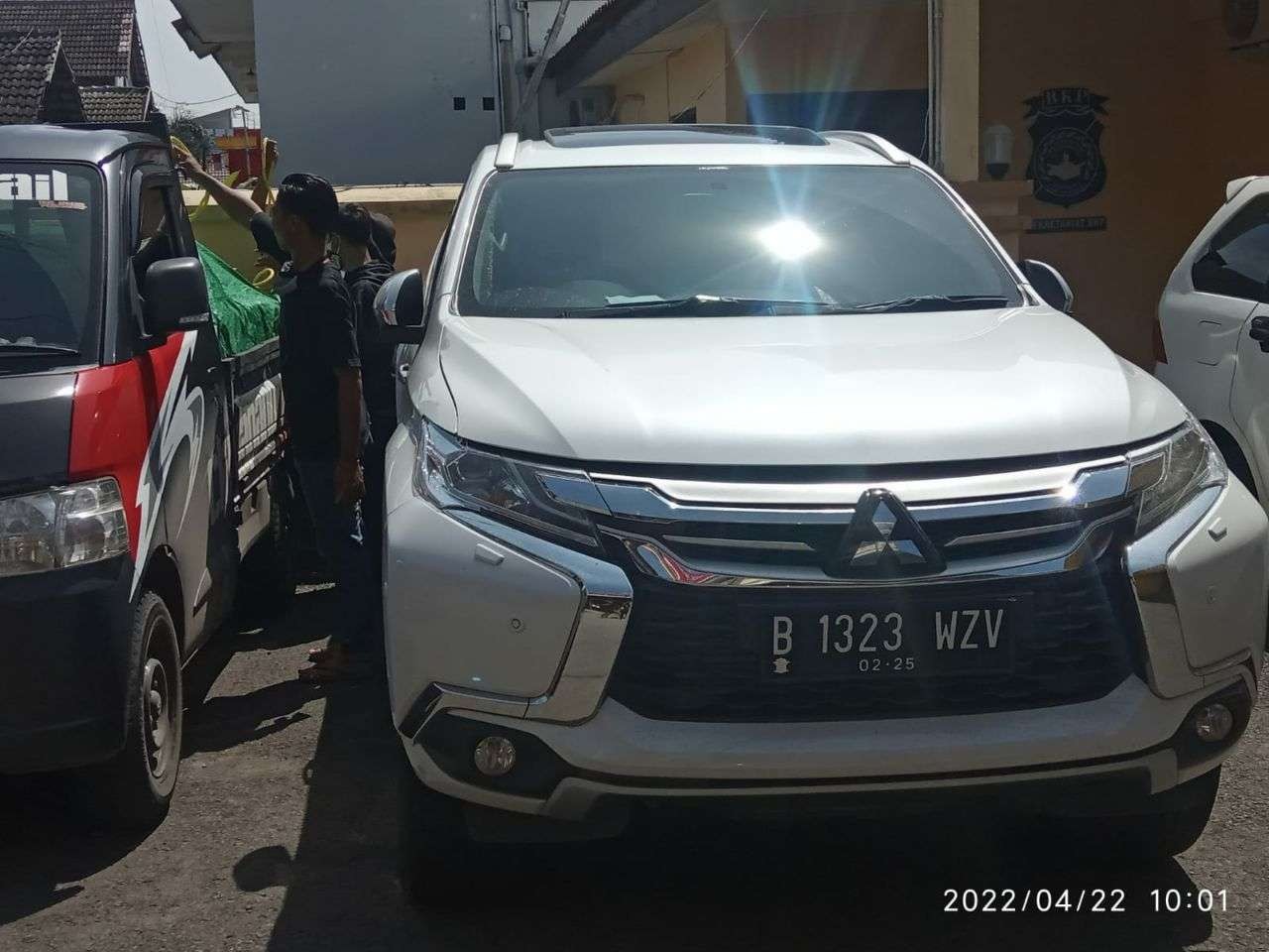 Mobil Pajero Sport warna putih milik Bupati Bojonegoro Anna Mu'awanah yamg dibawa kabutr pencuri. Mobil saat ini diparkir di Polred Bojonegoro untuk bahan penyidikan.(Foto: Sujatmiko/ngopibareng.id)