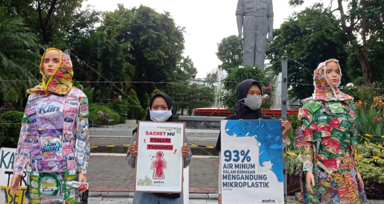 Mahasiswa saat melakukan aksi demo Hari Bumi di depan Gedung Grahadi Surabaya, Jumat 22 April 2022. (Foto: Andhi Dwi/Ngopibareng.id)