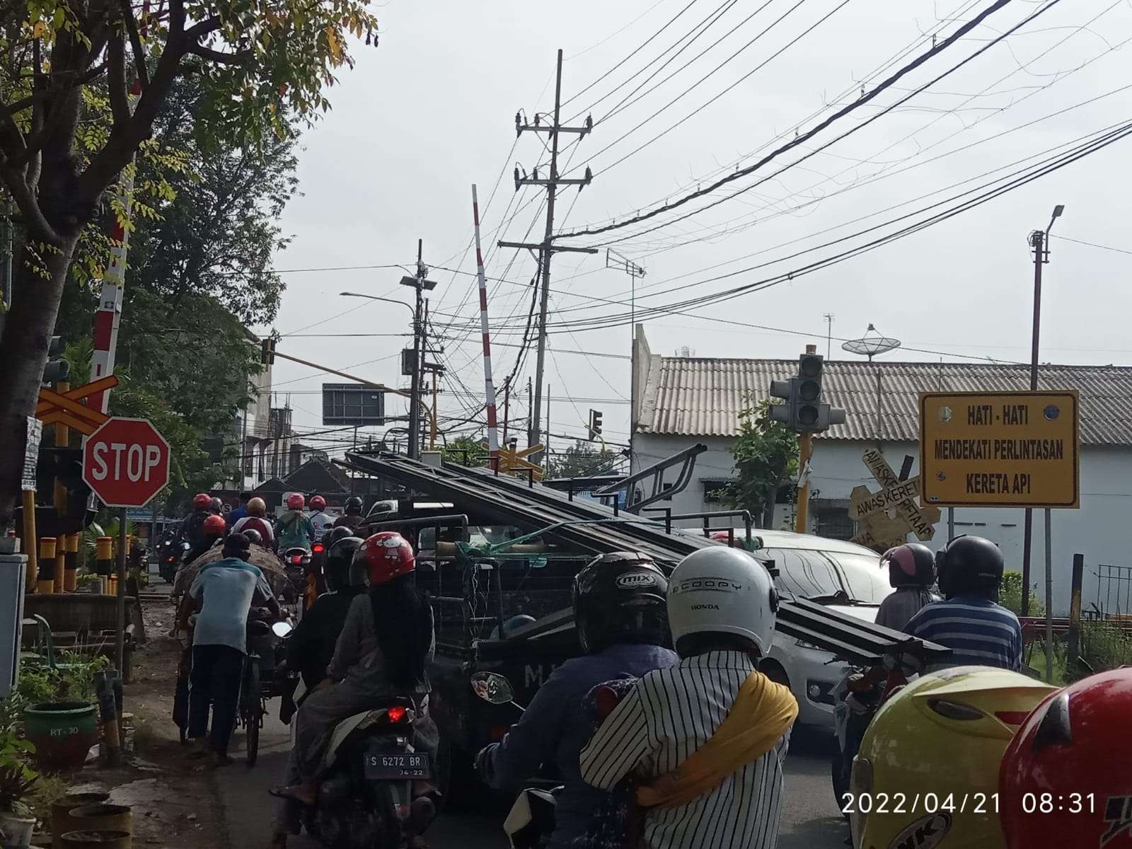Kawasan lintasan kereta api di Jalan Monginsidi Kecamatan Kota Bojonegoro. (Foto: Sujatmiko/ngopibareng.id)