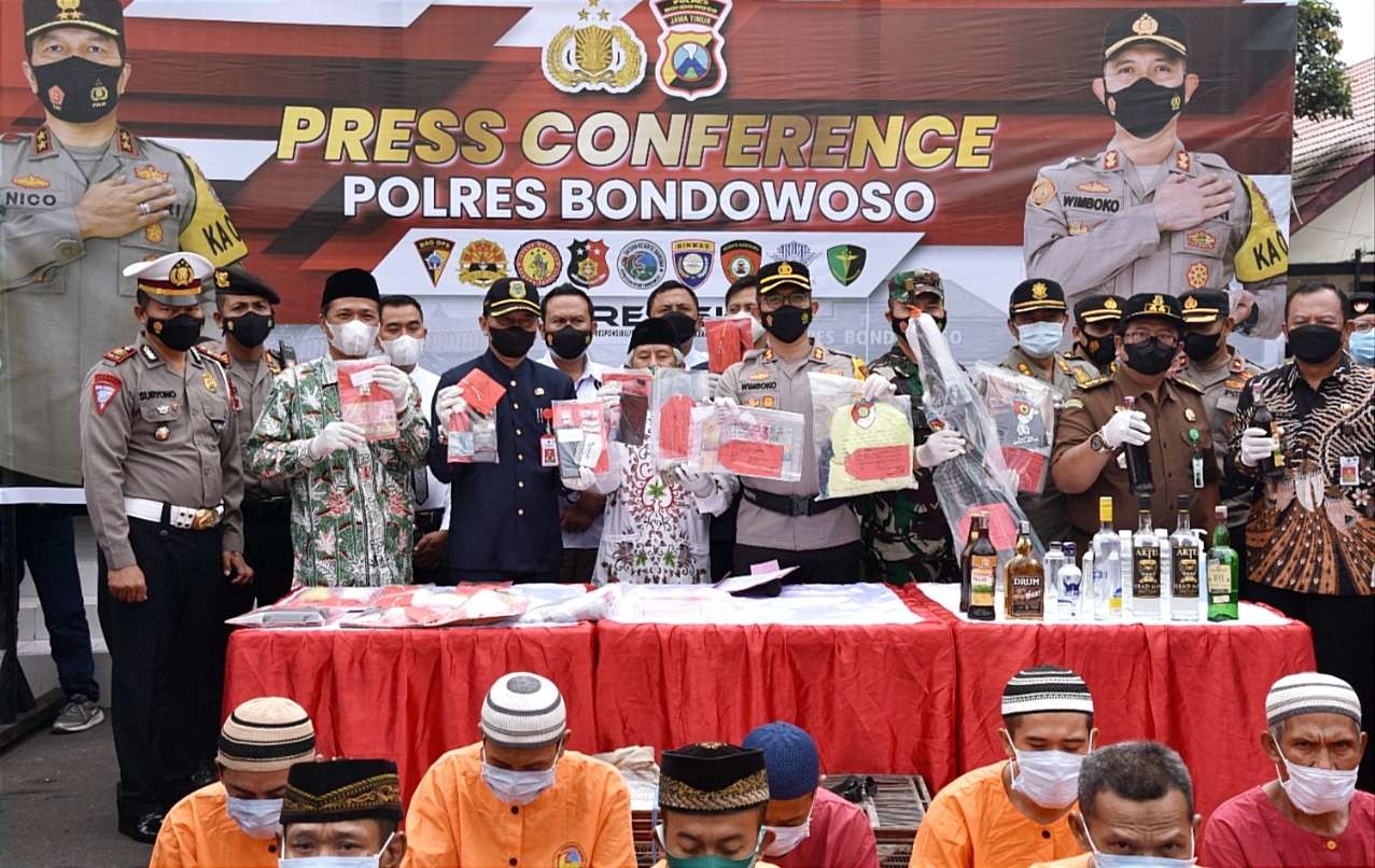 Polres Bondowoso membeberkan pengungkapan lima kasus pidana dengan sepuluh tersangka selama dua pekan awal puasa Ramadan 1443 H.(foto:guido/ngopibareng.id)
