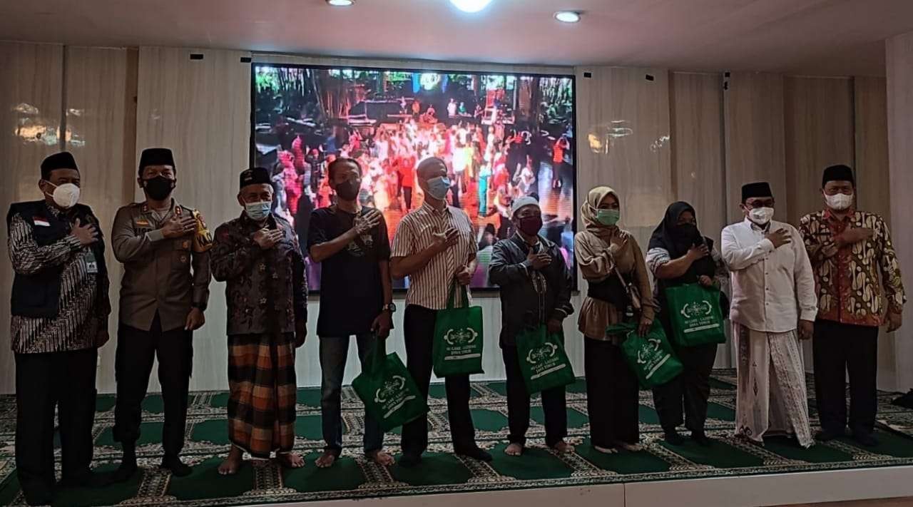 Ketua PWNU KH Marzuki Mustamar, foro bersama para peserta Seribu Vaksi Booster di PWNU Jawa Timur, Kamis 21 April 2022. (Foto: Istimewa)