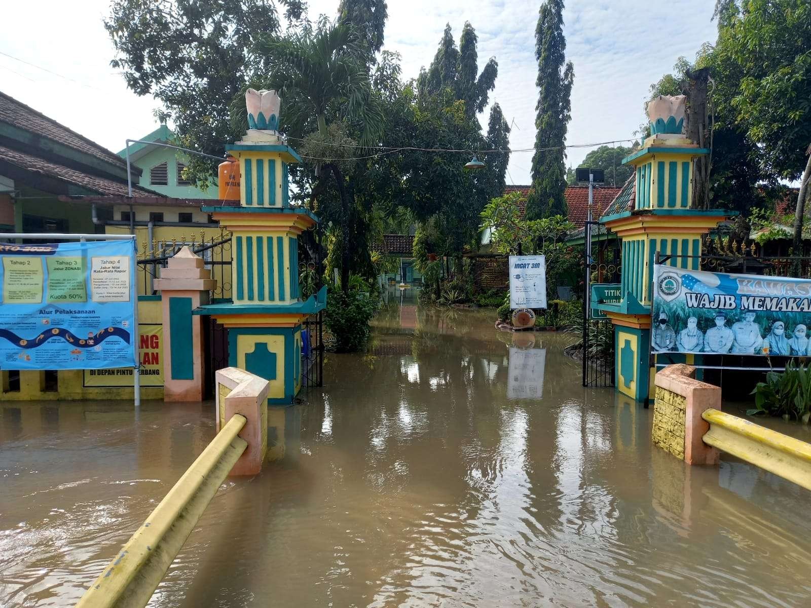Banjir melanda SMP Negeri 1 Trowulan, Mojokerto.(Deni Lukmantara/Ngopibareng)