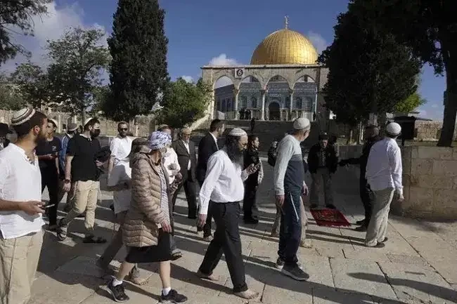 Warga Yahudi berbaris melalui Gerbang Damaskus, pintu masuk utama ke kawasan Muslim di Kota Tua Yerusalem. (Foto: Istimewa)