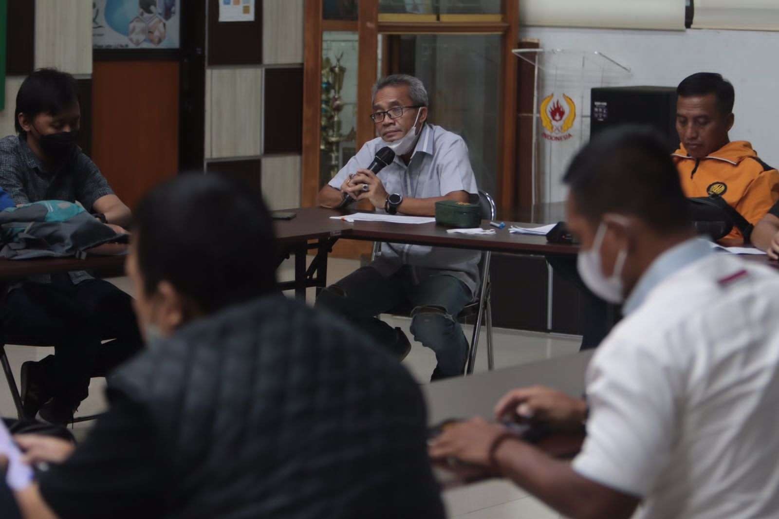 Kabid Binpres KONI Jatim, Dudi Harjantoro saat menyampaikan materi dalam sarasehan olahraga di Gedung KONI Jatim, Surabaya, Sabtu 23 April 2022.
