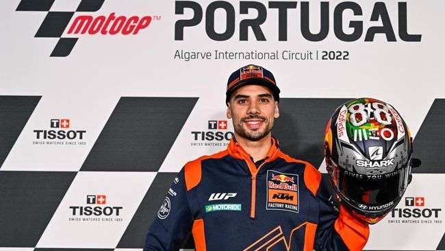 Pembalap Red Bull KTM, Miguel Oliveira menjadi tercepat dalam latihan bebas 3 MotoGP Portugal 2022. (Foto: AP)