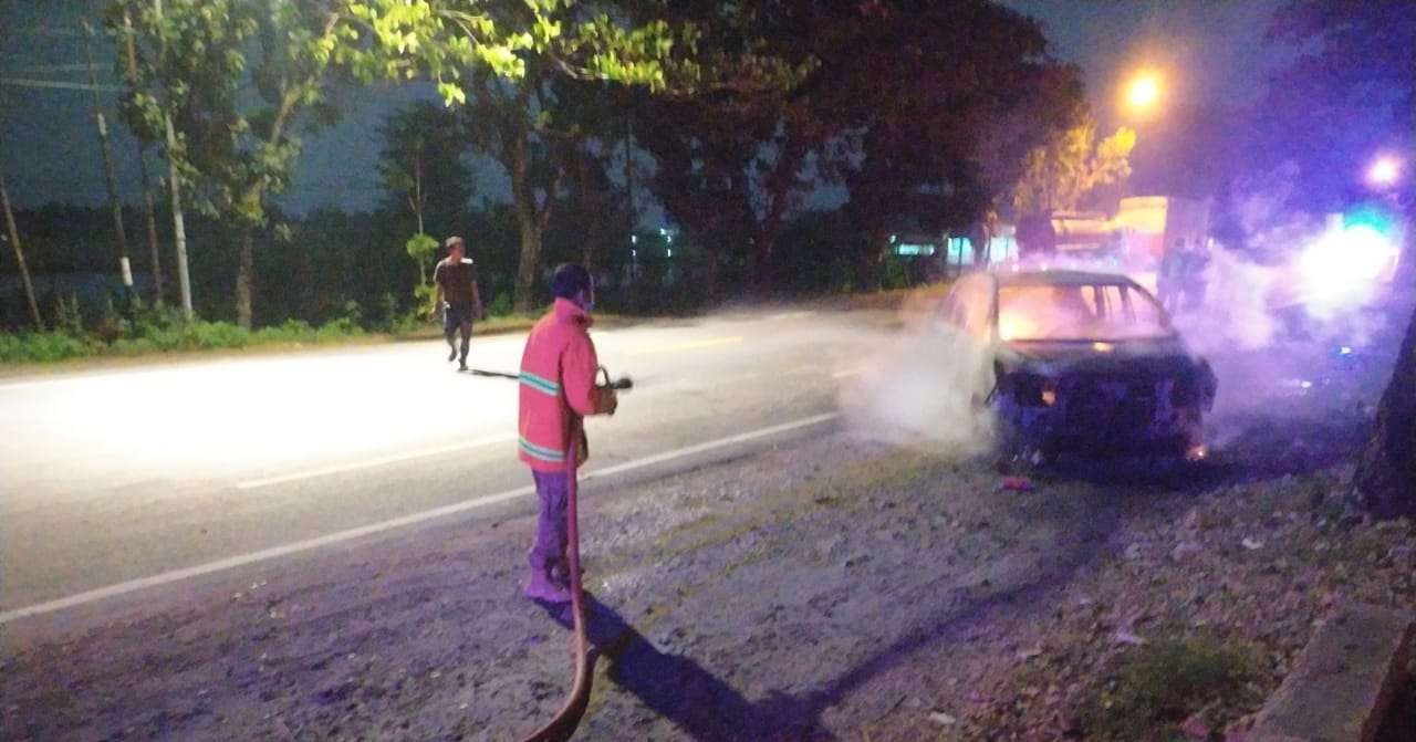 Petugas Damkar Tuban saat melakukan upaya pemadaman mobil yang terbakar. (Foto: dok. Satpol PP dan Damkar Tuban)