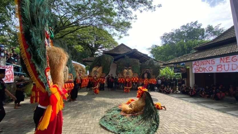 Pertunjukan Reog Ponorogo di halaman Dewan Kesenian Malang, Jawa Timur. (Foto: Lalu Theo/Ngopibareng.id)