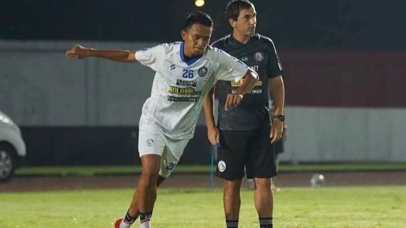 Pemain Belakang Arema FC, Ahmad Figo saat menjalani sesi latihan tim (Instagram: @figoplemm)