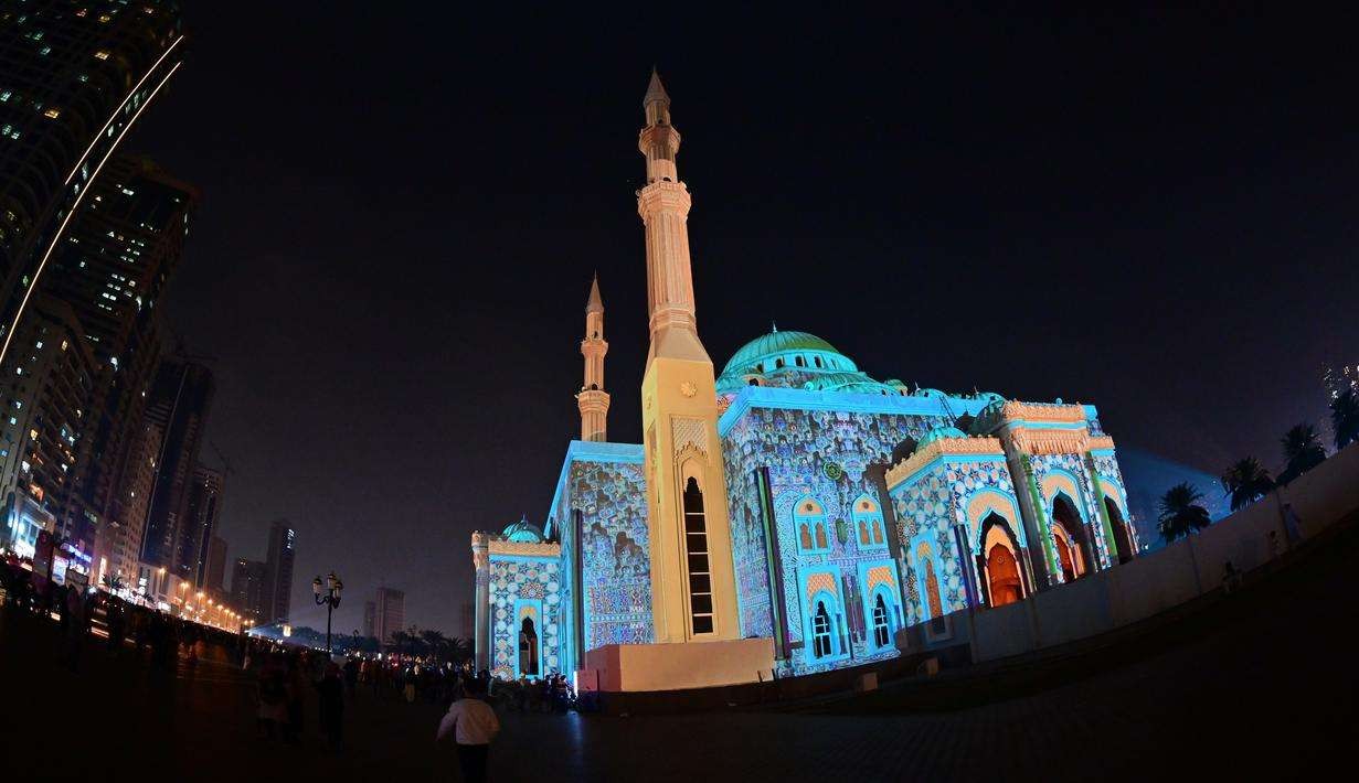 Lampu warna-warni menerangi Masjid Al-Noor selama Festival Cahaya Sharjah di Uni Emirat Arab pada 7 Februari 2020. (Foto: Istimewa)